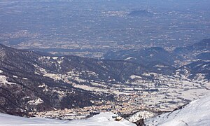 Vista de Paesana, con la salida del Po de las montañas.