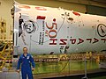 Ronald Garan Jr. em frente ao foguete que transportou a nave, com o nome de Gagarin pintado nele.