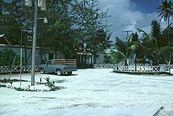 Tempat makan untuk para petugas di Fasilitas Pendukung AL Diego Garcia tahun 1982. Semua jalan beraspal yang terdapat di sini terbuat dari karang hancur berwarna putih seperti yang terlihat pada gambar.