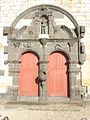 L'église. paroissiale Saint-Pierre, portes géminées.