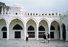 Jibla mecsetének udvara