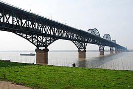 Puente de Jiujiang, un puente de arco, completado en 1992.