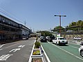 駅前広場から見た当駅（2018年4月）※駅左が駅舎及び外房線ホーム、奥の連絡通路を介し、右の東金線ホームに接続