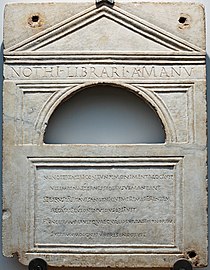 Stèle dédiée par sa femme à l'esclave Nothus, copiste et secrétaire, datant du Ier siècle.
