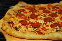 פיצה פפרוני טבעונית, עם תחליף גבינה בסגנון מוצרלה (Daiya mozzarella). פרוסות הפפרוני עשויות סייטן ומתובלות.