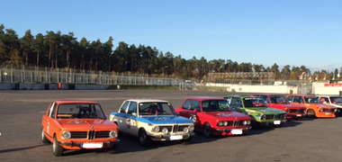 Verschiedene BMW 02 im Fahrerlager der Rennstrecke in Hockenheim