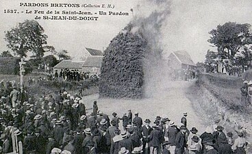Le feu de la Saint-Jean à Saint-Jean-du-Doigt (carte postale Émile Hamonic, vers 1930).