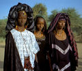 Jonge Wodaabe vrouwen met gezichtstatoeages