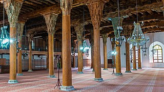 Gran Mezquita (Ulu Cami) de Afyonkarahisar (1272), un ejemplo de mezquita hipóstila de madera