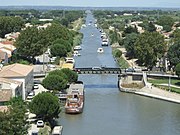 Le canal du Rhône à Sète traversant Aigues-Mortes.