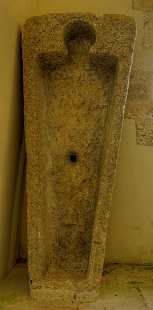 Sarcophage roman trapézoïdal à intérieur anthropomorphe et à loge céphalique.