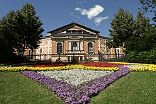 vue du jardin et de la façade du palais