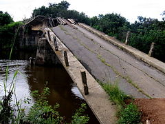 Destroyed bridge by Angolan civil war.JPG
