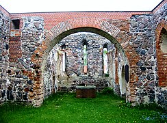 Wnętrze ruin kościoła w Mallnow