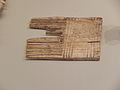 מסרק עתיק מתל מקנה המזוהה עם עקרון, עשוי עצם. אורך המסרק 6.7 ס"מ ורוחבו 6 ס"מ. מהמאה ה-11 לפנה"ס. מוזיאון ישראל