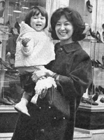 岸惠子と娘のデルフィーヌ・麻衣子・シャンピ（1965年）