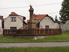 Liblice - socha sv. Jana Nepomuckého na návsi před kostelem (4).jpg