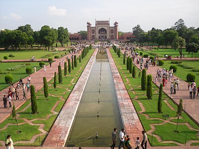 Passerelle du Taj Mahal et ses jardins.