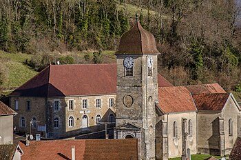 L'église et la mairie, à gauche.