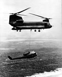 UH-1を回収するCH-47