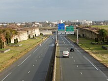 photographie d'une route deux fois deux voies prise d'un pont