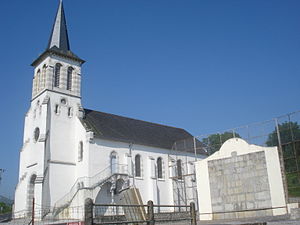 Église Saint-Jean-Baptiste et fronton.