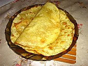 Galettes dorées dans une assiette.