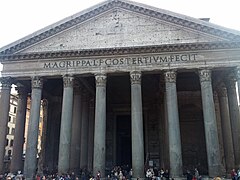 photo des colonnes et du fronton