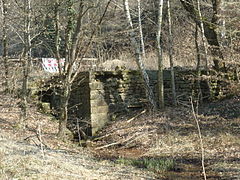 Fundament eines ehemaligen Gebäudes am Sägeweiher