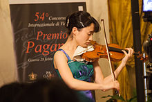 photo : violoniste jouant le violon de Paganini