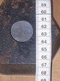 Хексагонални тег од 2 kg – поглед од доле приказује оловни оловни чеп и печат испитивача.