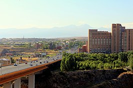 Davtashen met de berg Aragats op de achtergrond