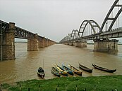 Vista de los puentes ferroviarios de Godavari desde PushkharGhat