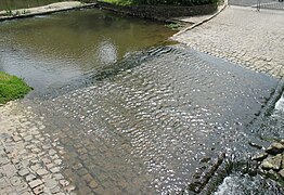 >Le gué carrossable du pont du XIVe siècle