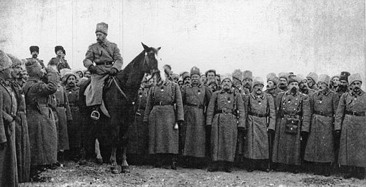 Nikolas II.a 1916an, ziurrenik Zhitomirren. Bere gain hartu zuen Lehen Mundu Gerran frontean egotearen ardura, herritarren morala igotzeko asmoz.