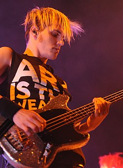 Mikey Way esiintymässä Montrealissa, Kanadassa vuonna 2011.