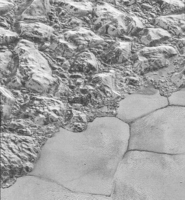 אחת מתמונות ברזולוציה גבוהה שניו הורייזונס צילמה, בה נראה שטח ברוחב של כ־80 ק"מ הכולל רכס הרים המכונים הרי אל־אדריסי, שגובלים במישור הקרחי ספוטניק פלאנום