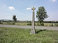 Croix sur une colonne sculptée
