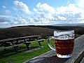 Un boc de vidre típic britànic en un Biergarten a Devon, al sud d'Anglaterra.