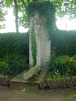 Tugu makam Charles Baudelaire.