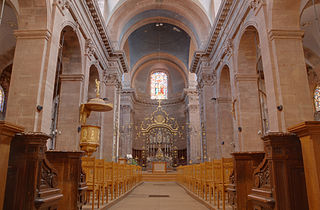 La nef, et la grille fermant le chœur de la cathédrale. On perçoit, au fond, l'orgue de chœur.