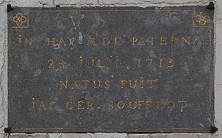 Plaque en latin apposée sur la maison natale de Jacques-Germain Soufflot à Irancy.