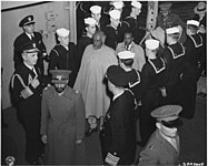 Selassie embarcando no navio de guerra dos EUA no Egito visitando o presidente dos EUA Franklin D. Roosevelt, 1945