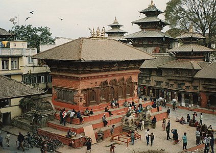 Kuil Siwa-Parwati di Lapangan Durbar, Kathmandu, Nepal. Di belakangnya (berjajar) Kuil Taleju, Kuil Degutale, dan Kuil Bhagawati.