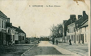 La route d'Amiens, avant le remplacement du passage à niveau par un pont.