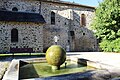 La fontaine de l'église.