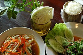 Insalata di papaya verde