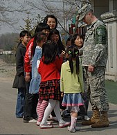 남측 대성동 초등학교 학생들을 만나고 있는 미군 장교. (2008년)