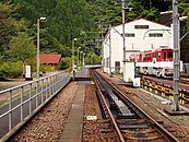 Zahnstangeneinfahrt in Abt Ichishiro, rechts das Depot für die Zahn­stangen­lokomotiven
