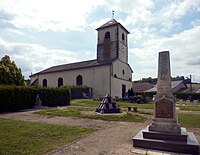 Nordwestseite und Gefallenendenkmal